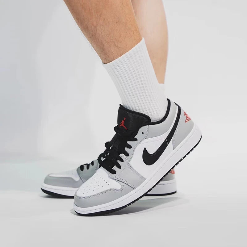 NIKE Air Jordan 1”